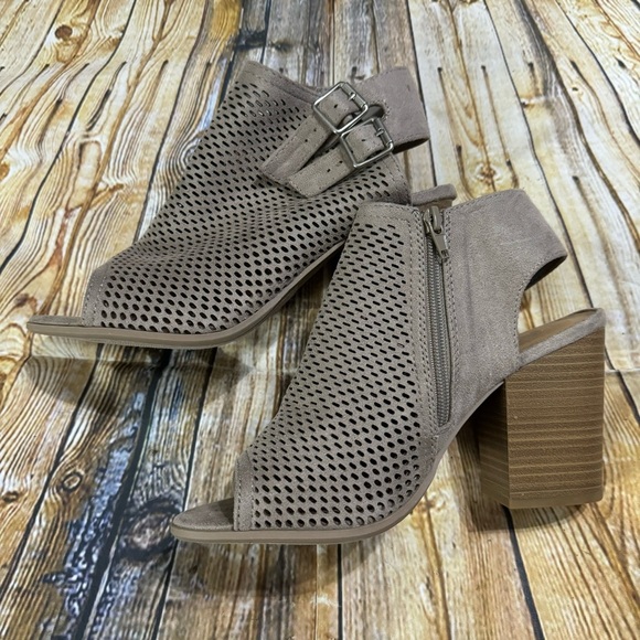 Manhattan Collection Womens Size 8 Perforated Tan 4” Block Heels - Picture 4 of 5